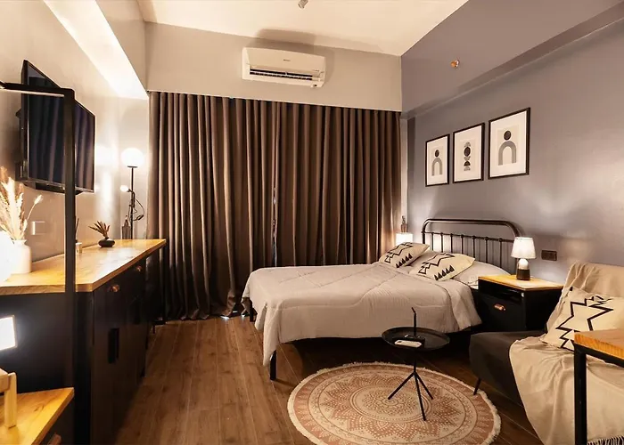 Fofos Crib At Grand Residences Near It Park *